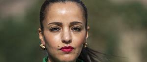 Sawsan Chebli (SPD) steht in einem Garten. Das Oberlandesgericht (OLG) Stuttgart hat einer Klage der Berliner SPD-Politikerin wegen einer Beleidigung auf Facebook Recht gegeben. 