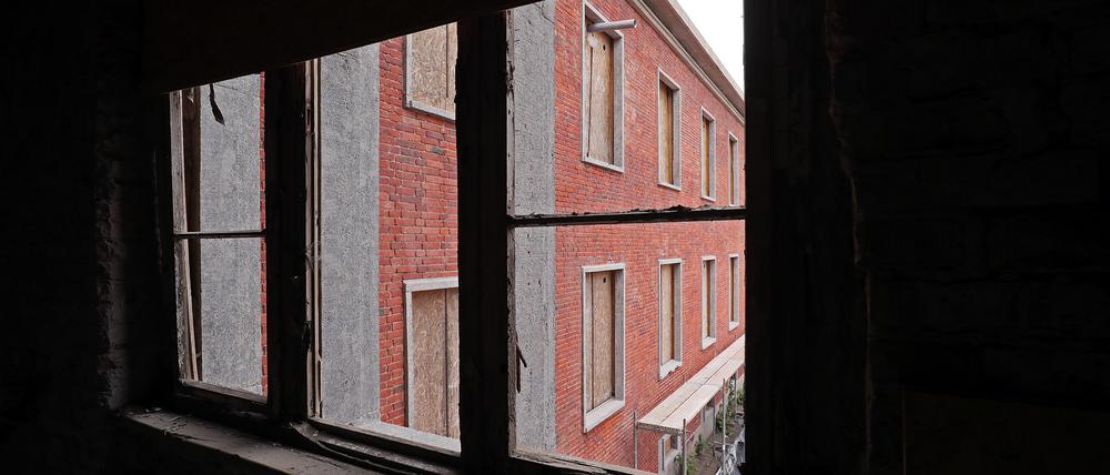 Potsdam, 16.05.2023 / Lokales / Krampnitz, Stadtquartier, Stadtviertel, Baustart-Fest, BUWOG, Haus, Gebäude, Gebaeude, Foto: Ottmar Winter PNN ACHTUNG: Foto ist ausschließlich für redaktionelle Berichterstattung der PNN und des TGSP! Eine kommerzielle Nutzung, z.B. Werbung, ist ausgeschlossen. Die Weitergabe an nicht autorisierte Dritte, insbesondere eine weitergehende Vermarktung über Bilddatenbanken, ist unzulässig.