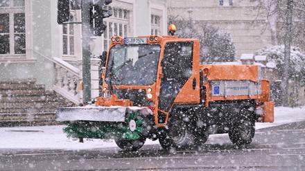 Potsdam, 29.11.2023 / Lokales / Winterdienst, Wetter, Winter, Schnee, Stadtbilder, Genrebild, Symbolfoto, Foto: Ottmar Winter PNN ACHTUNG: Foto ist ausschließlich für redaktionelle Berichterstattung der PNN und des TGSP! Eine kommerzielle Nutzung, z.B. Werbung, ist ausgeschlossen. Die Weitergabe an nicht autorisierte Dritte, insbesondere eine weitergehende Vermarktung über Bilddatenbanken, ist unzulässig.
