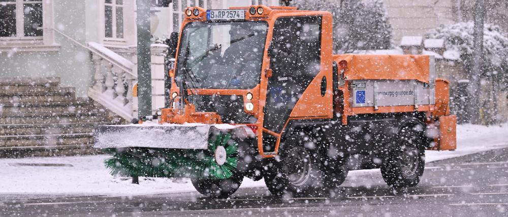 Potsdam, 29.11.2023 / Lokales / Winterdienst, Wetter, Winter, Schnee, Stadtbilder, Genrebild, Symbolfoto, Foto: Ottmar Winter PNN ACHTUNG: Foto ist ausschließlich für redaktionelle Berichterstattung der PNN und des TGSP! Eine kommerzielle Nutzung, z.B. Werbung, ist ausgeschlossen. Die Weitergabe an nicht autorisierte Dritte, insbesondere eine weitergehende Vermarktung über Bilddatenbanken, ist unzulässig.