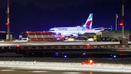 In Hamburg ist ein Flugzeug der Eurowings von der Rollbahn auf den Grünstreifen gerutscht.