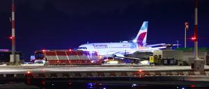 In Hamburg ist ein Flugzeug der Eurowings von der Rollbahn auf den Grünstreifen gerutscht.