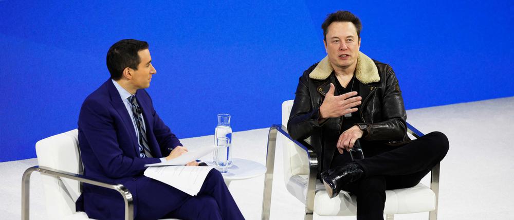 Elon Musk bei einer Konferenz der „New York Times“ am 29. November 2023 mit dem NYT-Kolumnisten Andrew Ross Sorkin.