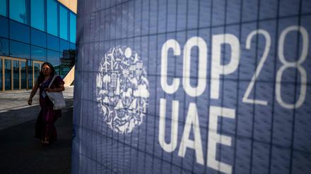 Das Logo der COP28 am Tagungsort in Dubai.