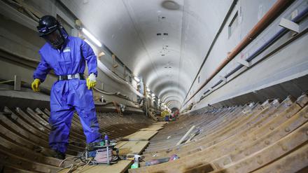Ein Arbeiter steht in der Baustelle der Weströhre bei Sanierungsarbeiten im Alten Elbtunnel. 