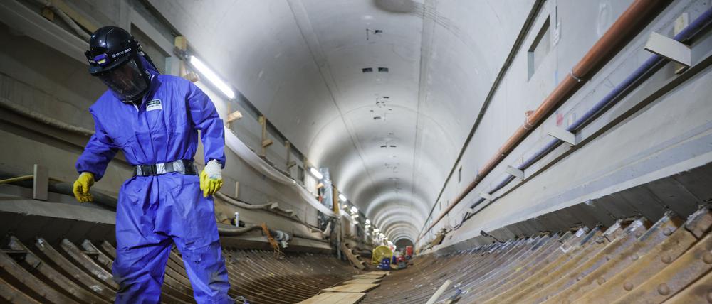 Ein Arbeiter steht in der Baustelle der Weströhre bei Sanierungsarbeiten im Alten Elbtunnel.