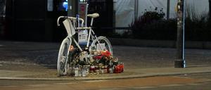 RECORD DATE NOT STATED Berlin - Deutschland. Unter den Linden Ecke Wilhelmstraße erinnert ein Geisterfahrrad an einen im Straßenverkehr getöteten Radfahrer. *** Berlin Germany Unter den Linden corner Wilhelmstraße a ghost bicycle commemorates a cyclist killed in road traffic 