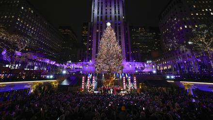 Der Weihnachtsbaum am Rockefeller Center wird in New York beleuchtet. 