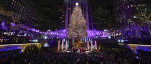 Der Weihnachtsbaum am Rockefeller Center wird in New York beleuchtet.