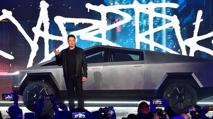 Tesla-CEO Elon Musk vor einem Cybertruck. 
