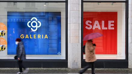 Potsdam: Passanten gehen an der Filiale von Galeria Karstadt im Stadtpalais in der Brandenburger Straße vorbei.
