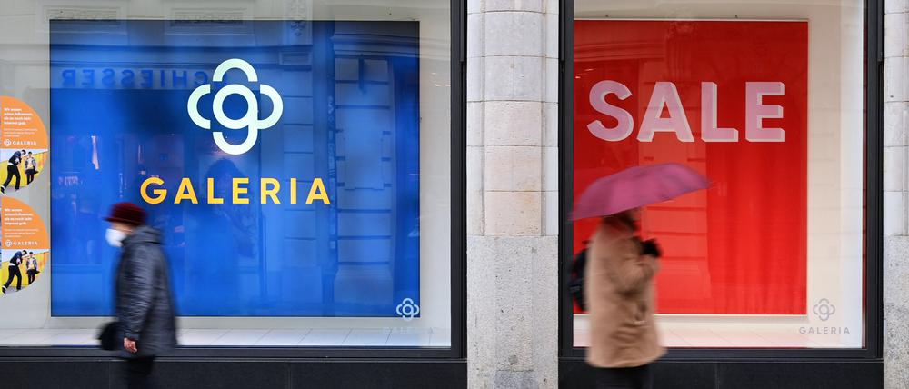 Potsdam: Passanten gehen an der Filiale von Galeria Karstadt im Stadtpalais in der Brandenburger Straße vorbei.