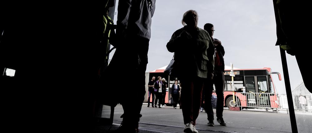 Geflüchtete betreten nach dem Verlassen des Busses die Empfangshalle des Ankunftszentrums Tegel.