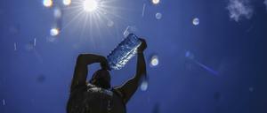 16.07.2023, Libanon, Beirut: Ein Mann gießt sich kaltes Wasser über den Kopf.