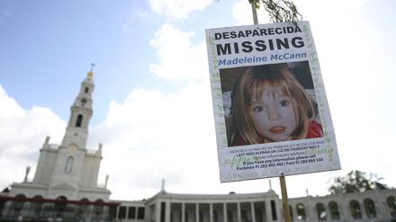 Ein Bild des vermissten britischen Mädchens Madeleine McCann, das aus dem Strandort Praia da Luz in der Algarve verschwunden ist.