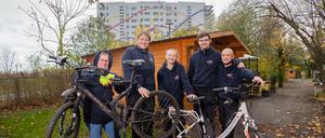 Sie kümmern sich um die Fahrradwerkstatt der „Power Pedale“ in Marzahn: Lukas Neeser (2. v. l.) und Christopher Stark (2. v. r.) mit Team. Das Projekt gehört zum Deutschen Roten Kreuzes (DRK).