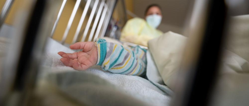 Bei Kindern unter vier Jahren in Deutschland werden seit mehreren Wochen zunehmend schwere Atemwegserkrankungen durch Infektionen mit RSV verzeichnet.