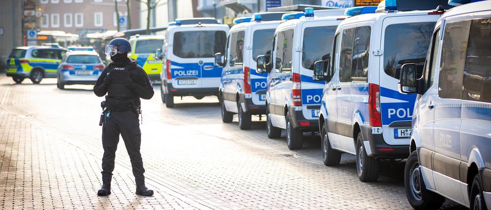 30.11.2023, Niedersachsen, Lehrte: Einsatzfahrzeuge der Polizei stehen vor einem Jobcenter in der Nähe des Bahnhofs.