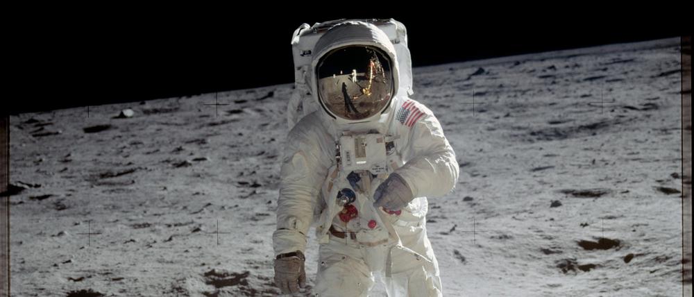 US-Astronaut Edwin Buzz Aldrin steht auf der Mondoberfläche. Rechts im Bild ist dabei ein Stück der Mondlandefähre Eagle zu sehen.