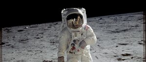 US-Astronaut Edwin Buzz Aldrin steht auf der Mondoberfläche. Rechts im Bild ist dabei ein Stück der Mondlandefähre Eagle zu sehen.