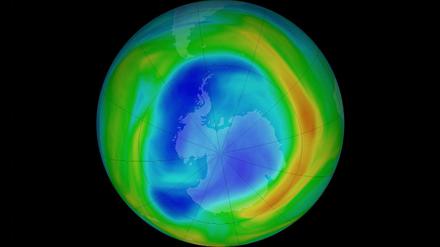 Über dem Südpol bildet sich im Winter ein Ozonloch. Eigentlich hatte man nach der Reduzierung von FCKW mit einer raschen Erholung gerechnet (hier eine Simulation von 2018), doch diese scheint sich zu verzögern.