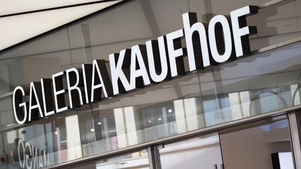 Der Schriftzug Galeria Kaufhof ist an einer Filiale der Warenhauskette Galeria Karstadt Kaufhof angebracht. 