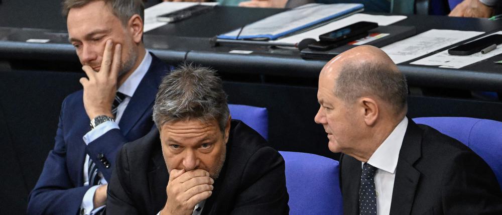 Im Gespräch, doch ohne Einigkeit: Bundeskanzler Olaf Scholz, Wirtschaftsminister Robert Habeck und Finanzminister Christian Lindner auf der Regierungsbank des Bundestages. 