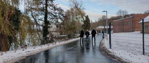 Der Uferweg führt zwischen Wasserwerk und Havelufer entlang. 