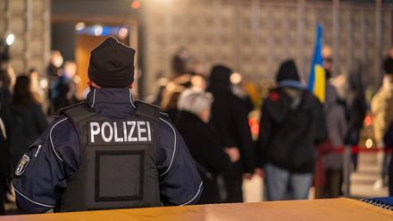 Ein Polizist steht auf dem Weihnachtsmarkt am Berliner Breitscheidplatz.