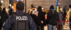 Ein Polizist steht auf dem Weihnachtsmarkt am Berliner Breitscheidplatz.