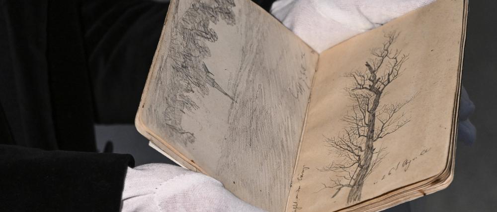 Caspar David Friedrichs «Karlsruher Skizzenbuch von 1804» ist im Auktionshaus Grisebach zu sehen. Es wird am 30. November 2023 versteigert. Zum ersten Mal überhaupt erscheint eines der Skizzenbücher des Malers auf dem Kunstmarkt.