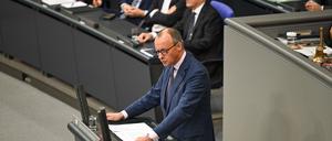 Friedrich Merz (CDU)  am Rednerpult will Bundeskanzler Olaf Schulz zum Bekenntnis seiner fehlerhaften Politik zwingen.