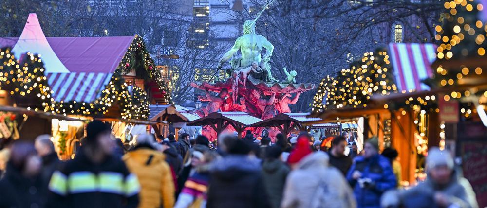 Zahlreiche Besucher sind auf dem Weihnachtsmarkt vor dem Roten Rathaus zu sehen. 