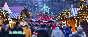 Zahlreiche Besucher sind auf dem Weihnachtsmarkt vor dem Roten Rathaus zu sehen. 