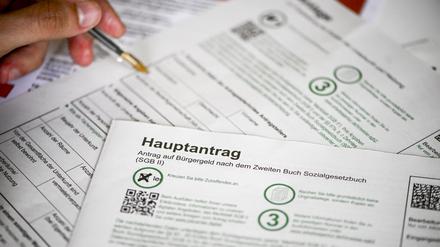 In einem Jobcenter liegt ein Antrag auf Bürgergeld. 
