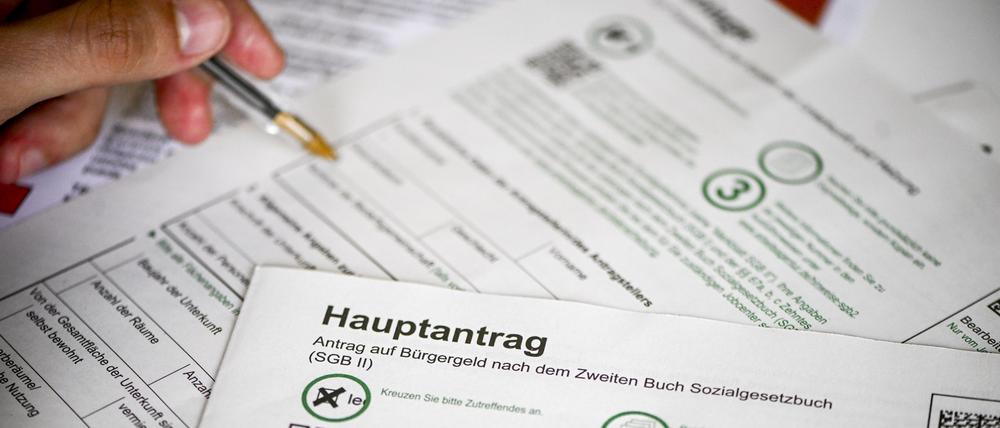 In einem Jobcenter liegt ein Antrag auf Bürgergeld.