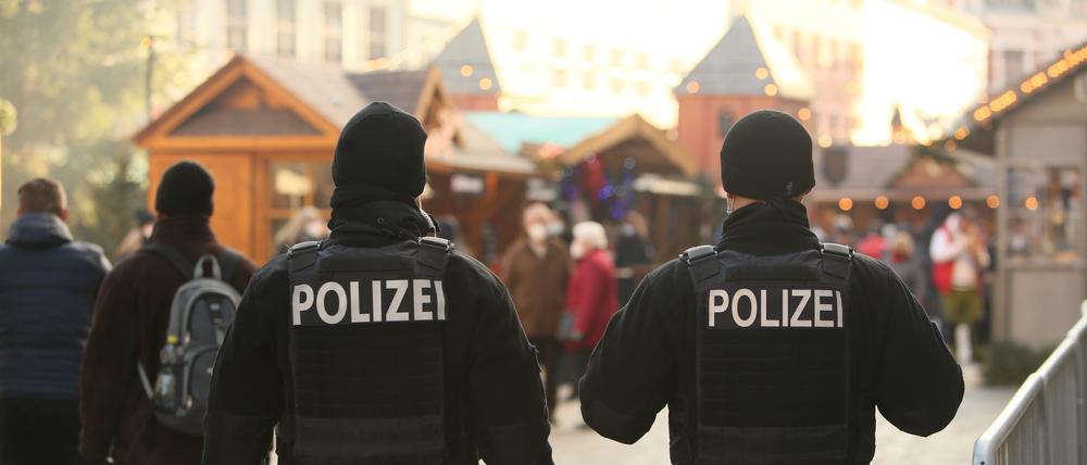 Polizisten kontrollieren auf dem Weihnachtsmarkt in der Adventsstadt Quedlinburg.