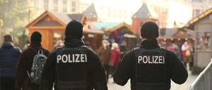 Polizisten kontrollieren auf dem Weihnachtsmarkt in der Adventsstadt Quedlinburg. 