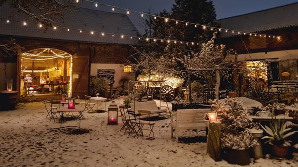 Mit Feuer: Der Adventsmarkt in der „Scheunerei“ in Alt-Schönow.