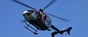 Polizisten der Hubschrauberstaffel und Feuerwehrleute trainieren eine Rettungsaktion.