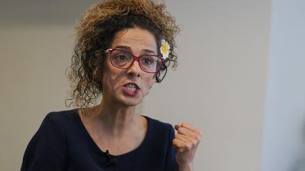 Masih Alinejad, Aktivistin der iranischen Exil-Opposition, gestikuliert während eines Interviews mit der Nachrichtenagentur Associated Press. Alinejad hat ein Treffen im Auswärtigen Amt platzen lassen und der Bundesregierung versuchte Zensur vorgeworfen.