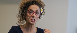 Masih Alinejad, Aktivistin der iranischen Exil-Opposition, gestikuliert während eines Interviews mit der Nachrichtenagentur Associated Press. Alinejad hat ein Treffen im Auswärtigen Amt platzen lassen und der Bundesregierung versuchte Zensur vorgeworfen.