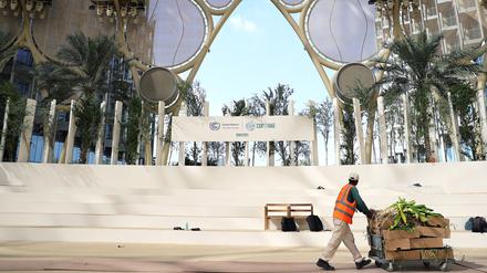 Ein Arbeiter ist in der Expo City zu sehen. Rund 70.000 Unterhändler, Journalisten, Aktivisten und Fachleute werden bei der UN-Weltklimakonferenz in Dubai erwartet.