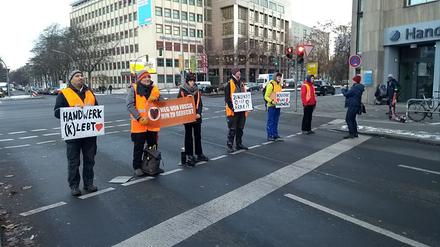Die Aktivistinnen und Aktivisten trugen dabei Plakate mit der Aufschrift „Handwerk (k)lebt“ und „Zukunft ist Arbeit“. 