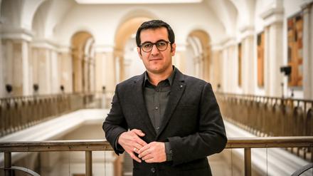 Der Berliner Abgeordnete Jian Omar (Grüne).