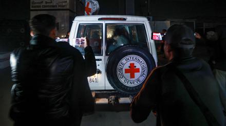 Ein Fahrzeug des Roten Kreuzes transportiert Geiseln aus dem Gazastreifen nach Israel.