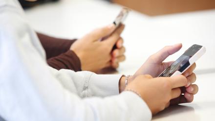 Viele Schulen hätten bereits nach einem Handy-Verbot positive Ergebnisse erzielt – auch im Ausland.