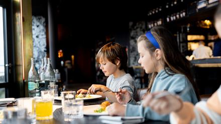 Koch Jonas Zörner im Restaurant Golvet Kinder machen Fischstäbchen-Test mit Sternekoch im Golvet Berlin by Scarlett Werth in Berlin