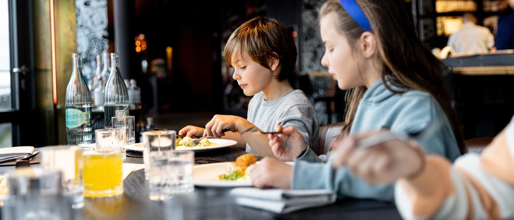 Koch Jonas Zörner im Restaurant Golvet Kinder machen Fischstäbchen-Test mit Sternekoch im Golvet Berlin by Scarlett Werth in Berlin
