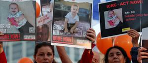 Demonstranten halten Transparente und fordern die sofortige Freilassung der Geiseln, insbesondere von Shiri Bibas (32), ihrem Ehemann Yarden Bibas (34) und ihren Kindern Kfir Bibas (10 Monate) und Ariel (4). 